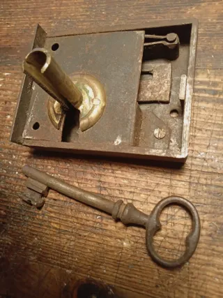 Piccola serratura antica con chiave