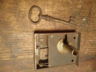 Piccola serratura antica con chiave