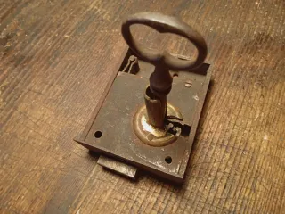 Piccola serratura antica con chiave