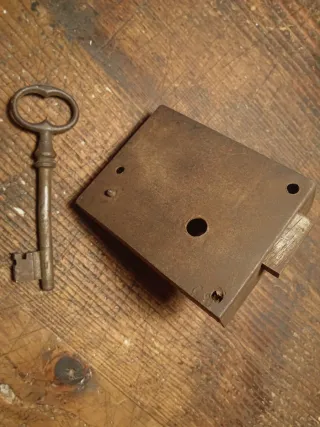 Piccola serratura antica con chiave