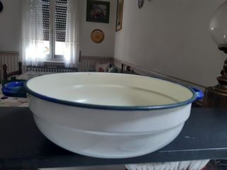 Catino smaltato bianco con bordi blu