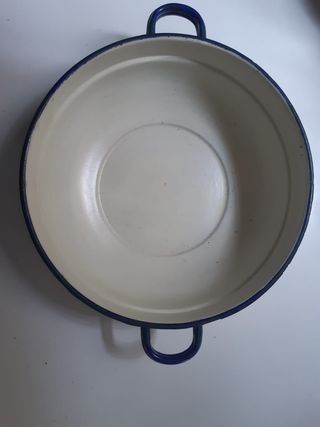 Catino smaltato bianco con bordi blu