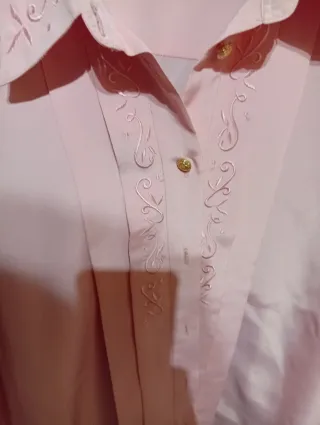 Camicia rosa con ricami