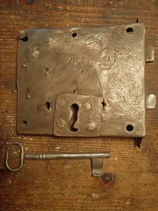 Grande serratura antica con chiave da collezione