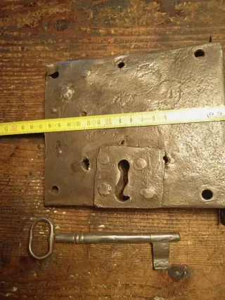 Grande serratura antica con chiave da collezione