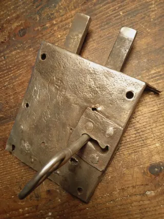 Grande serratura antica con chiave da collezione