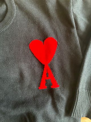 Suéter AMI Paris Negro Corazón Rojo