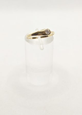 Anillo de oro de 9k circonita, 0.88 g, T-17.