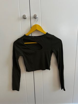 Top manga larga verde militar con corte