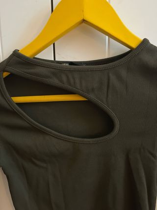 Top manga larga verde militar con corte