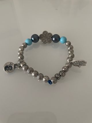 Pulsera con dijes y cuentas