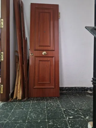 Puerta de entrada de madera