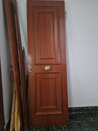Puerta de entrada de madera