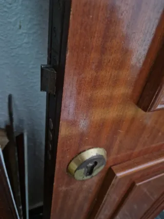 Puerta de entrada de madera