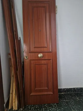 Puerta de entrada de madera