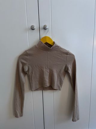 Top manga larga beige acanalado