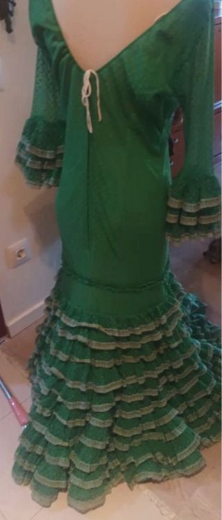 Vestido de flamenca verde con volantes