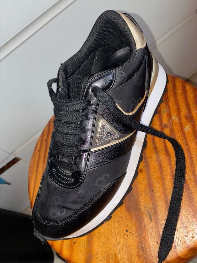 Zapatillas Guess Mujer Negras y Doradas