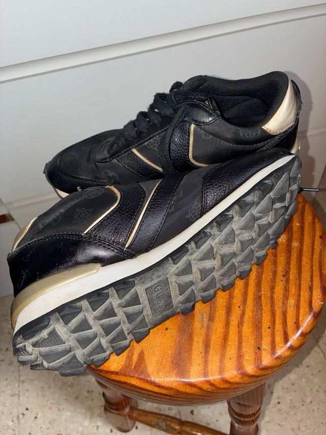 Zapatillas Guess Mujer Negras y Doradas