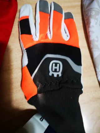 Manoplas anticorte y guantes Husqvarna