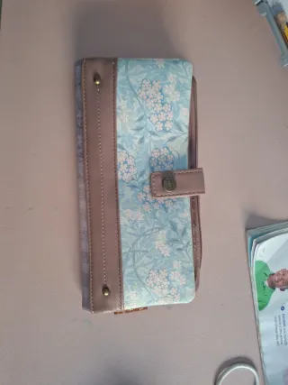 Monedero floral azul y rosa