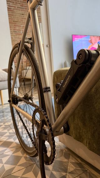 Bicicleta Fixie urbana plateada como nueva.