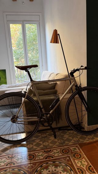 Bicicleta Fixie urbana plateada como nueva.