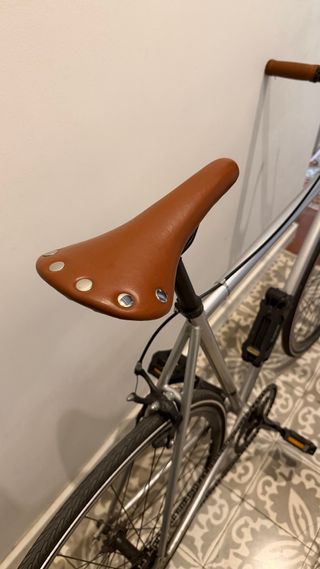 Bicicleta Fixie urbana plateada como nueva.