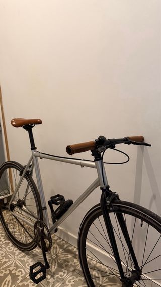 Bicicleta Fixie urbana plateada como nueva.