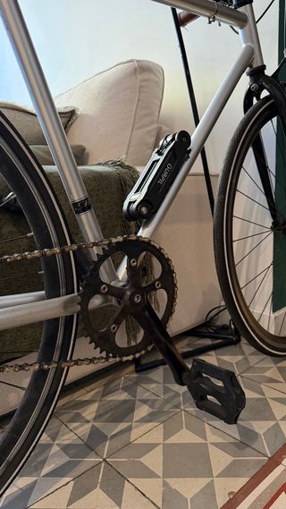 Bicicleta Fixie urbana plateada como nueva.