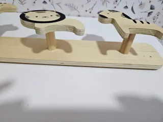 Perchero de madera con animales