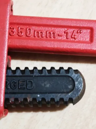 Llave fontanería y cortatubos rojo