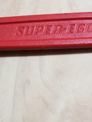 Llave fontanería y cortatubos rojo