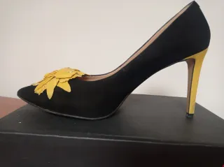 Zapatos de salón negros y amarillos