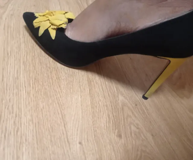 Zapatos de salón negros y amarillos