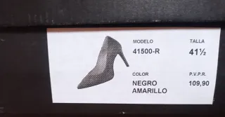 Zapatos de salón negros y amarillos