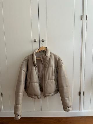 Abrigo acolchado efecto piel beige