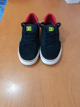 Zapatillas DC Negras y Rojas