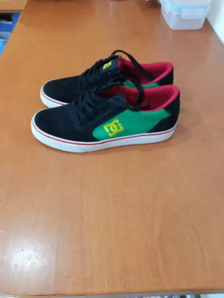 Zapatillas DC Negras y Rojas