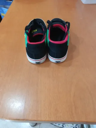 Zapatillas DC Negras y Rojas
