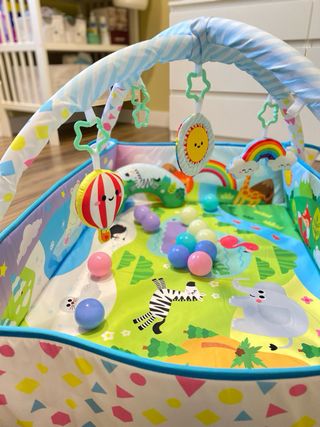 Gimnasio para bebé con arco y pelotas