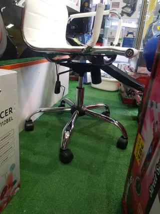 Silla de oficina blanca y plateada