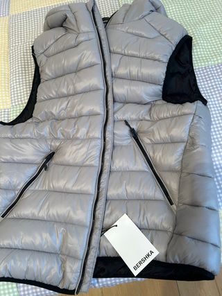 Chaleco acolchado gris Bershka
