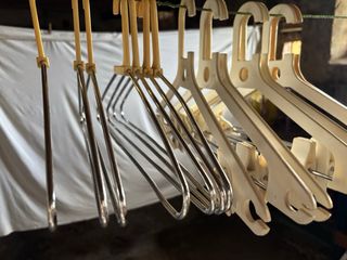 14 Perchas Metal y Plástico