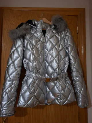 Plumas plateada con capucha y pelo