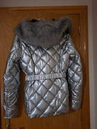 Plumas plateada con capucha y pelo