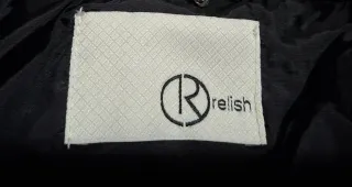 Plumas plateada con capucha y pelo