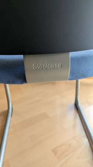 Silla confidente Steelcase azul y negra