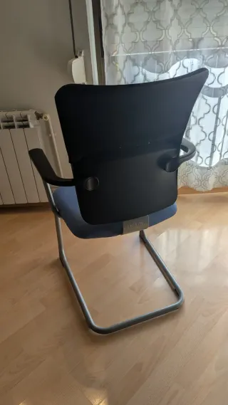 Silla confidente Steelcase azul y negra