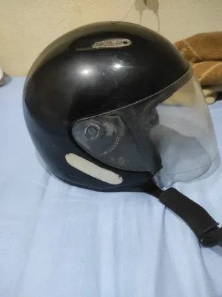 Casco de moto negro con visera